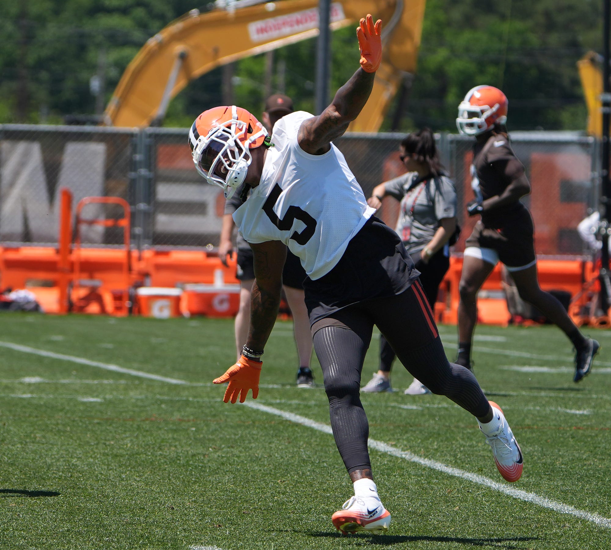 Quincy Williams wants Browns defense to turn offenses into 'dog food'