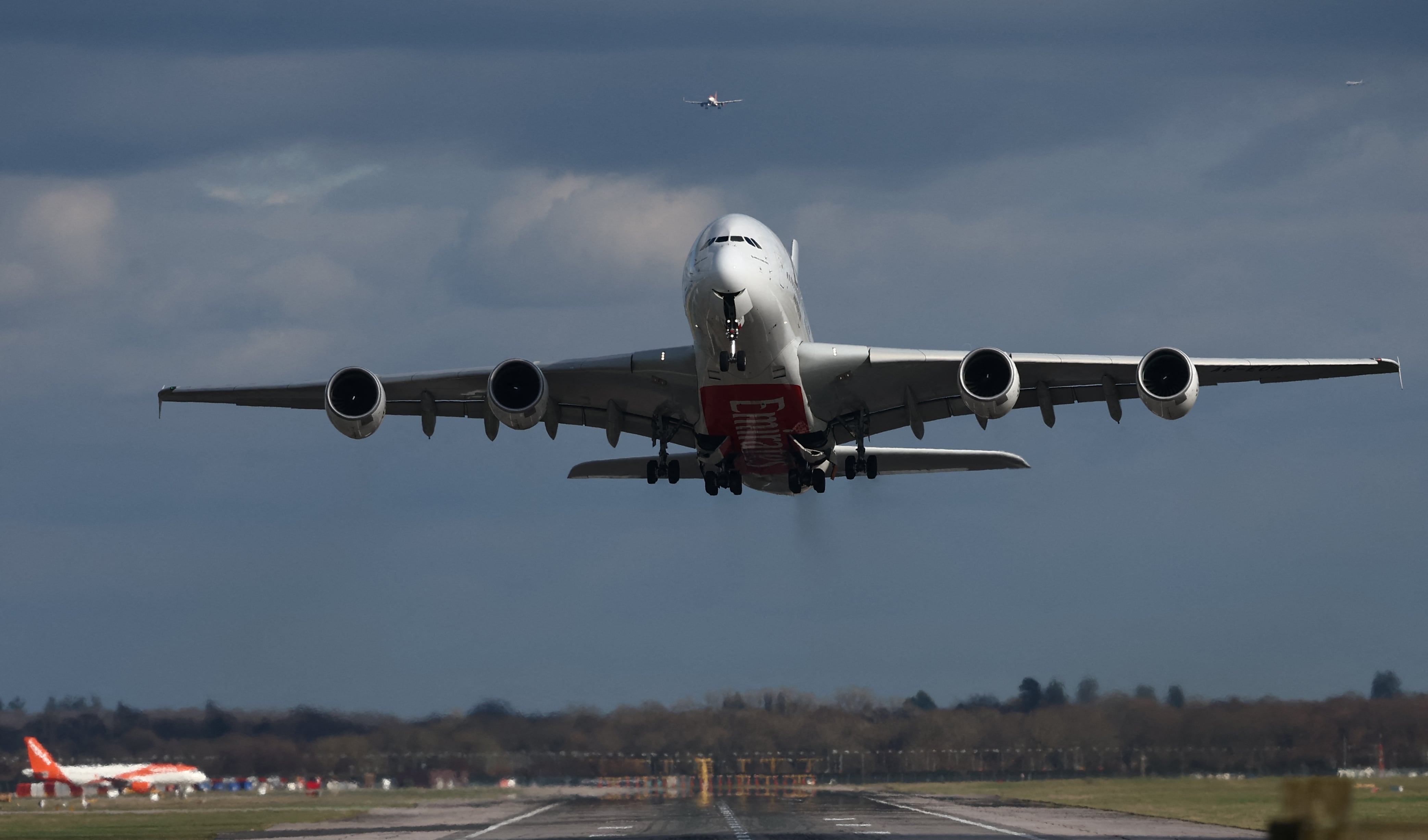 London's Gatwick Airport to handle 100,000 extra flights a year with new runway