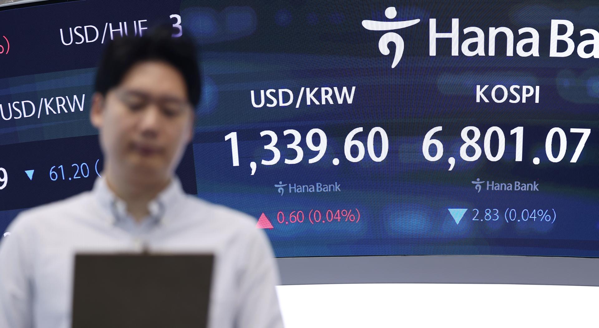 Seoul shares extend losses late Thursday morning amid inflation worries