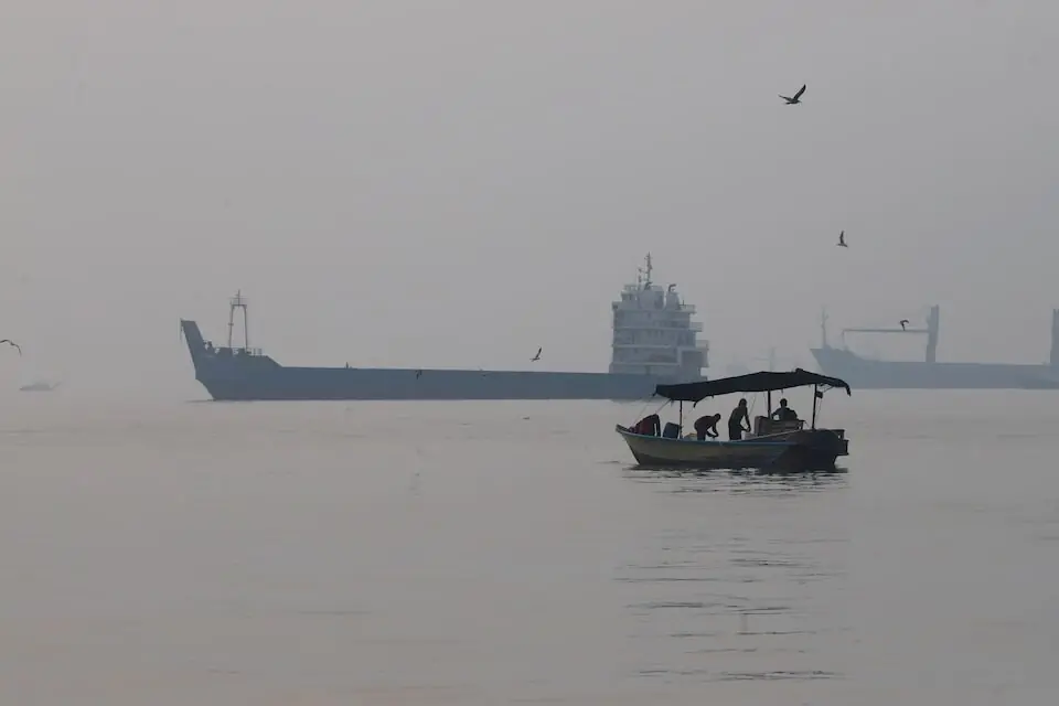 Attacks on tankers in Hormuz hit highest of any week since start of Iran war, sources say