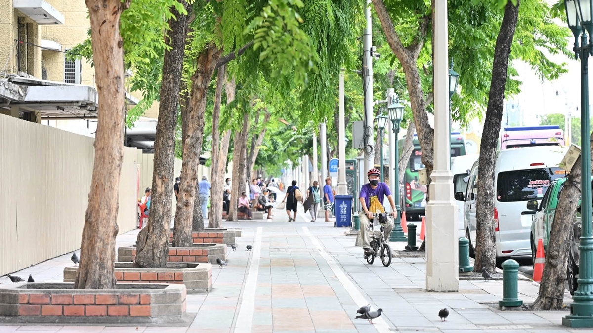 Bangkok asks public to stop food handouts on Ratchadamnoen to curb homeless gatherings