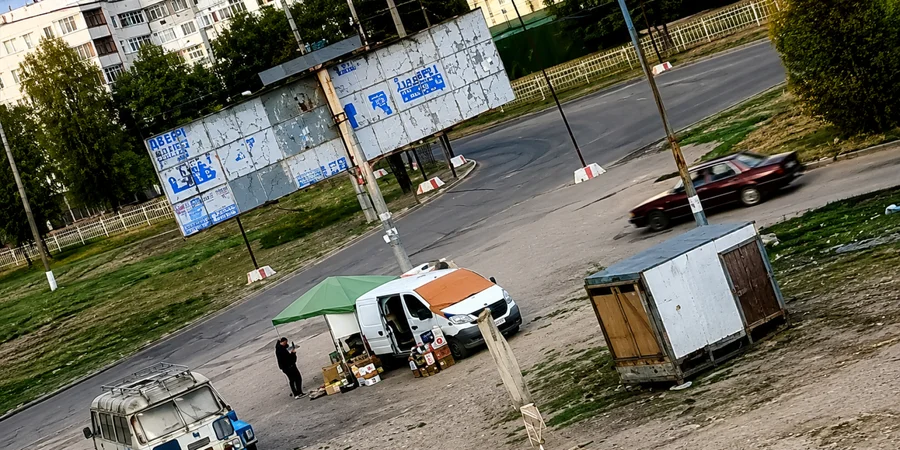 Horrifying video reveals Russian FPV drone hunting civilian vendor at Kherson market