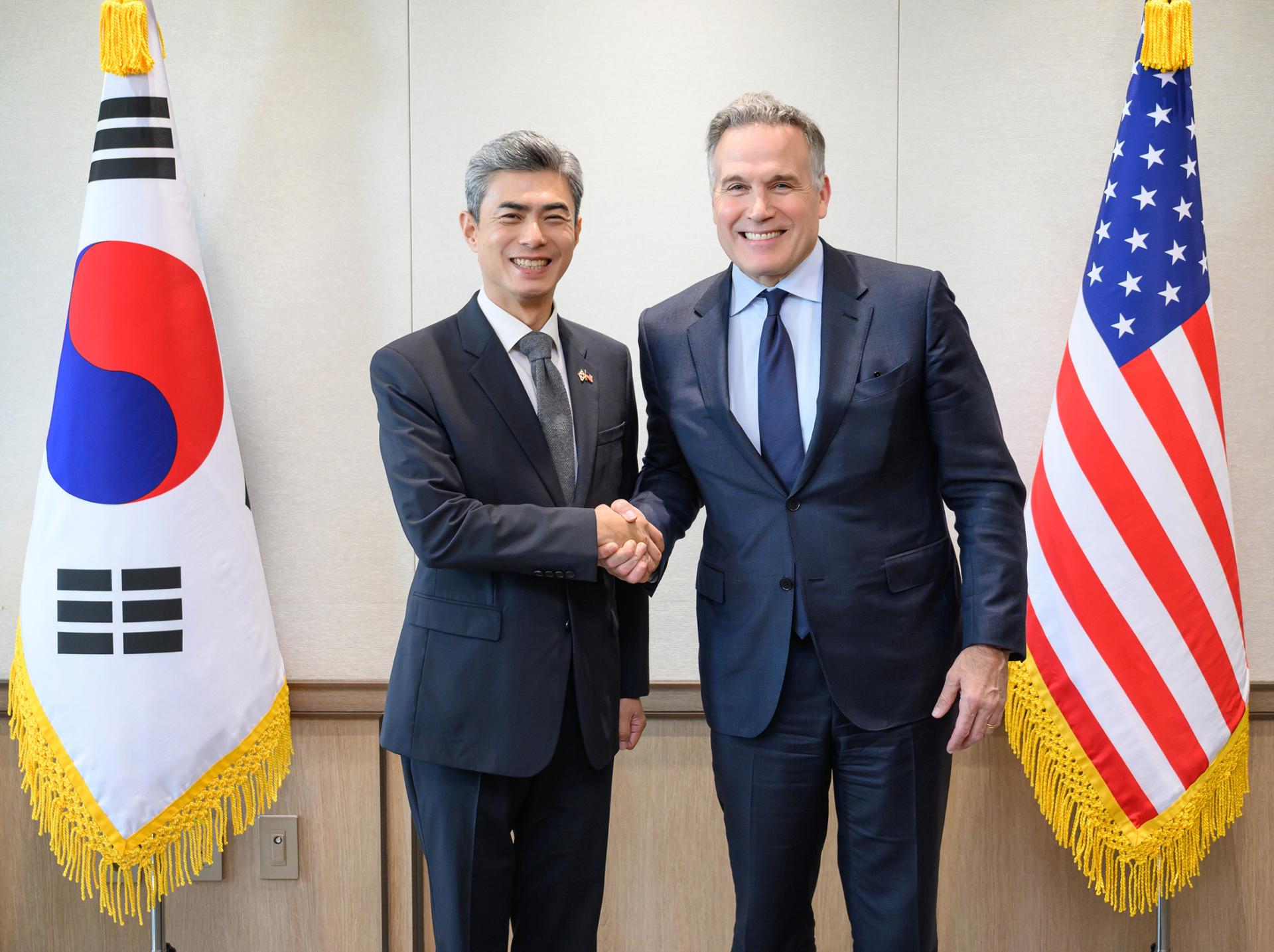Defense chief discusses shipbuilding cooperation with US senator