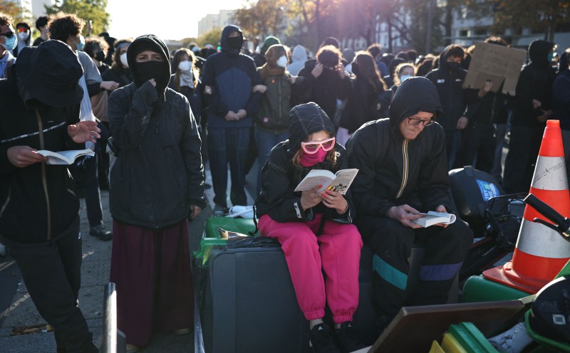 French school blockades persist after PM's unspecified promises