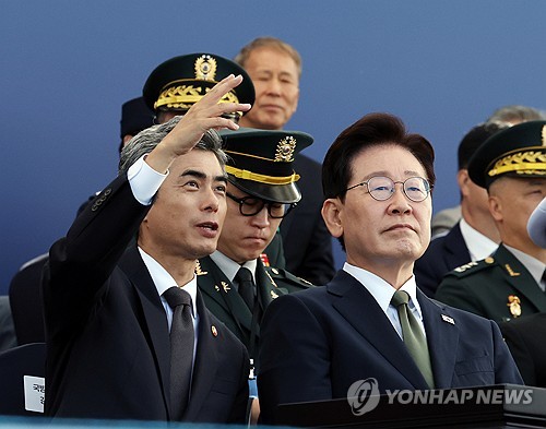 (LEAD) S. Korea test-launches 1st hypersonic glide vehicle, attended by Lee