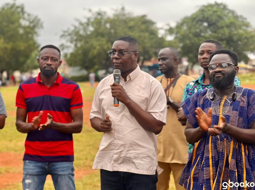 Dr Gideon Boako donates GH¢20,000, other items to Tano North Pragia Association