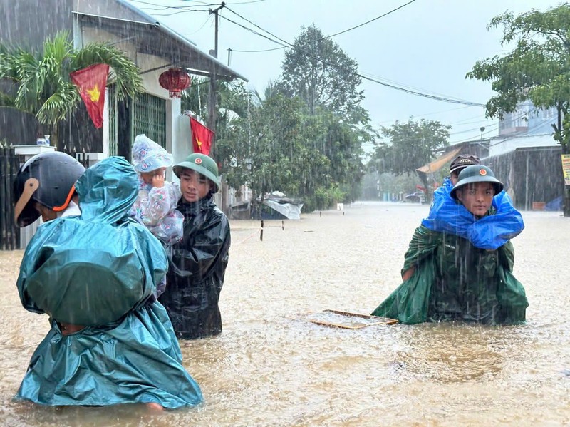 Heavy rain triggers flooding, landslides in central Vietnam