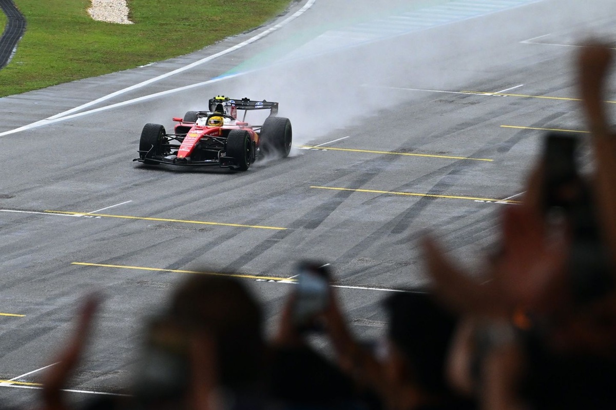 Lewis Hamilton: Younger F1 drivers are “more and more cautious” about racing in rain