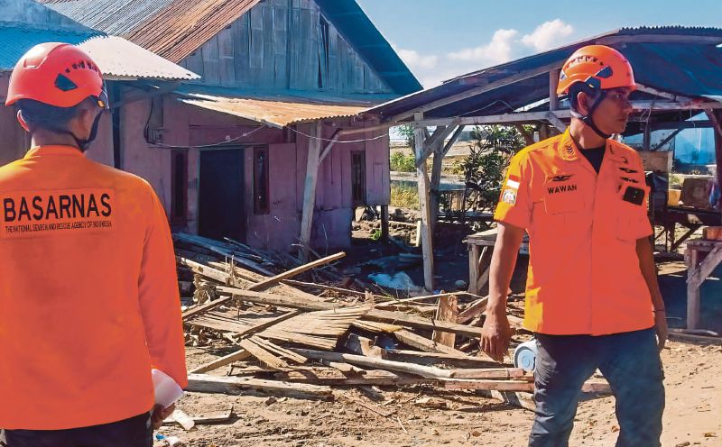 Flores quake survivors cling to hope amid destruction