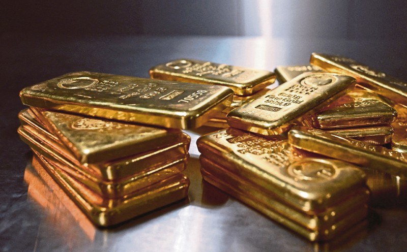 Gold shines as confidence in reserve assets fades