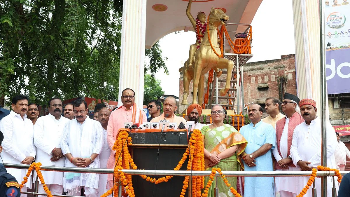 CM Yogi Adityanath Pays Floral Tribute To The Statue Of Veerangana Rani Avanti Bai Lodhi On Her 196th Birth Anniversary