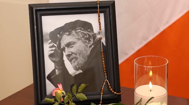 Watch live: Glen Hansard’s funeral takes place in Dublin as mourners gather