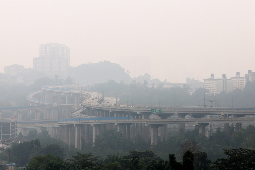 Haze crisis worsens as unhealthy API readings force sweeping school closures in Putrajaya, Selangor and Rompin