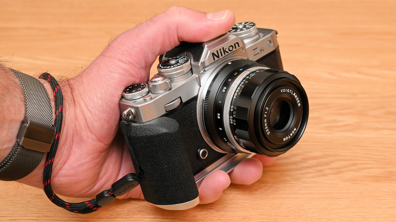 Nikon never bothered to support the Nikon Zf and Zfc with retro-cool lenses, but thanks to Voigtlander it doesn’t need to