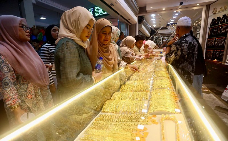 Gold rises on softer dollar, easing yields; Fed outlook in focus