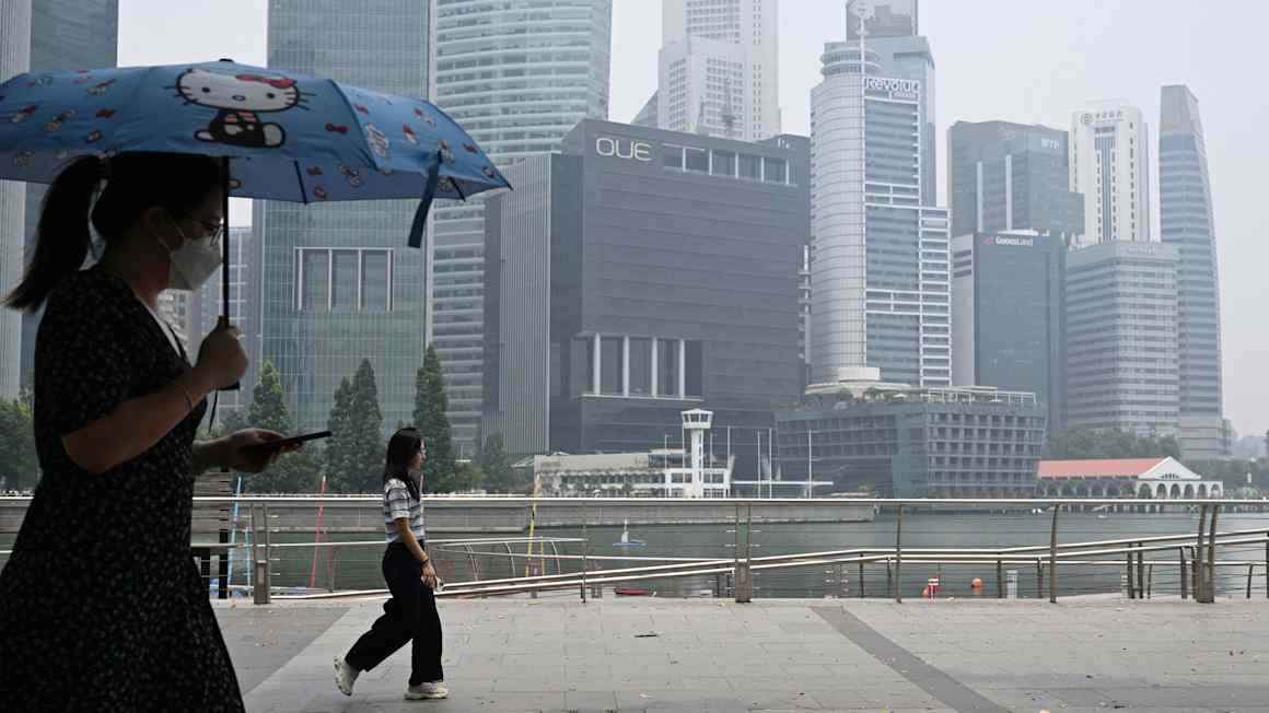 Singapore gears up for smog-choked Grand Prix