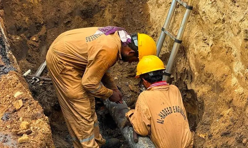 Crude oil pipeline bursts in Karachi’s DHA Phase VI, repair work underway