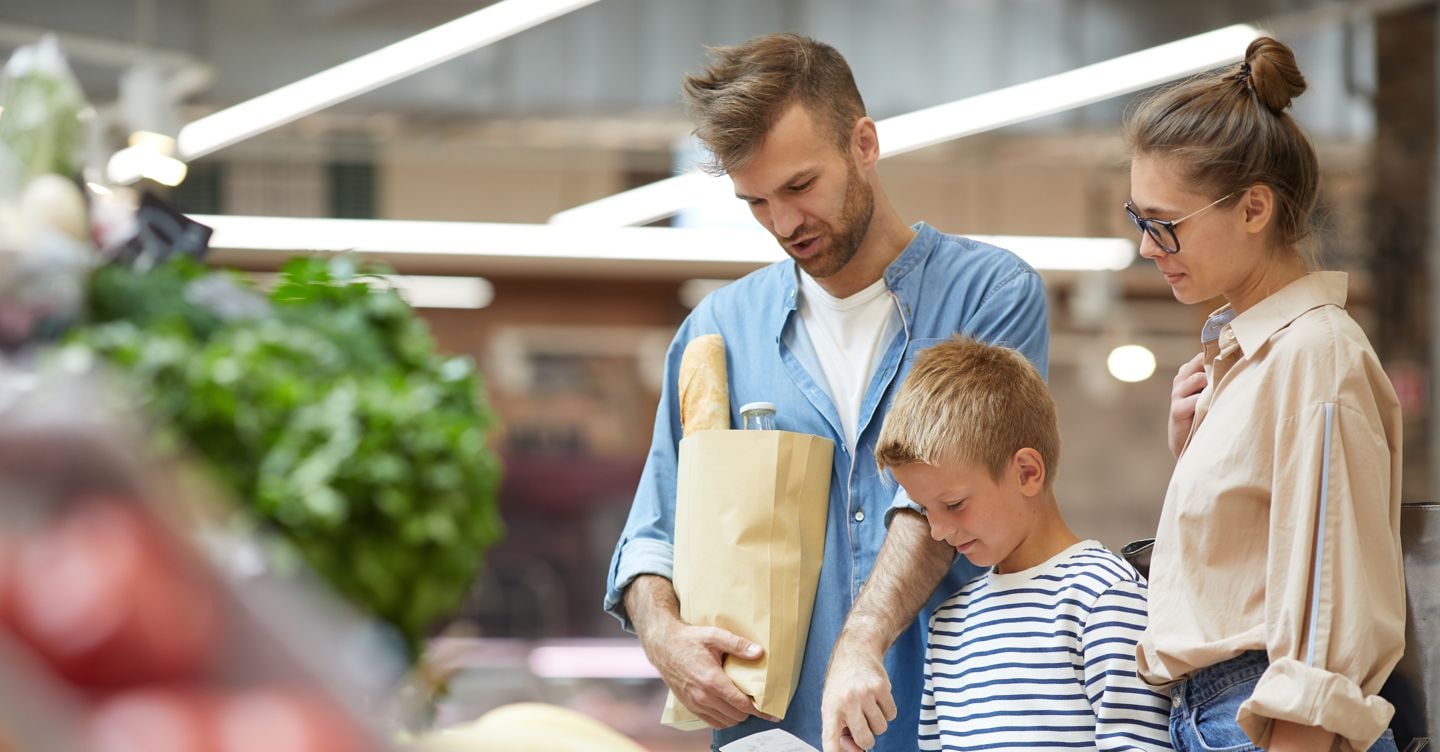 Come cambia la spesa mensile delle famiglie italiane: quasi un terzo sceglie di tagliare il cibo
