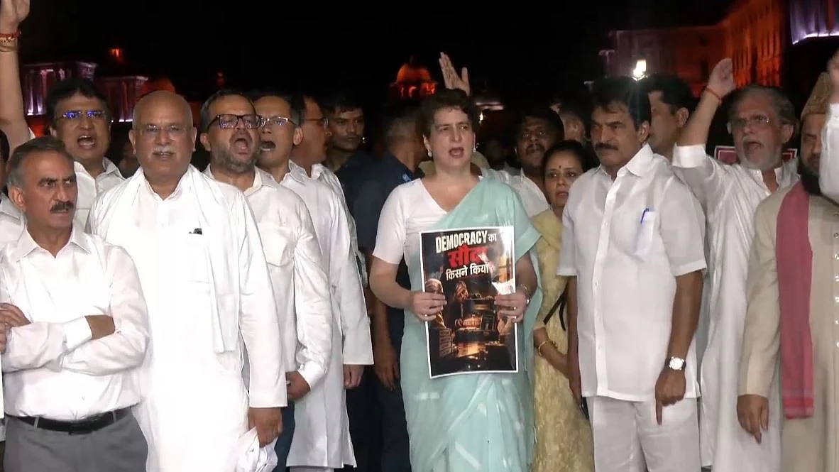 INDIA Bloc MPs Head To Rashtrapati Bhavan, Demand Gyanesh Kumar's Removal; Protest At Vijay Chowk Continues - VIDEO