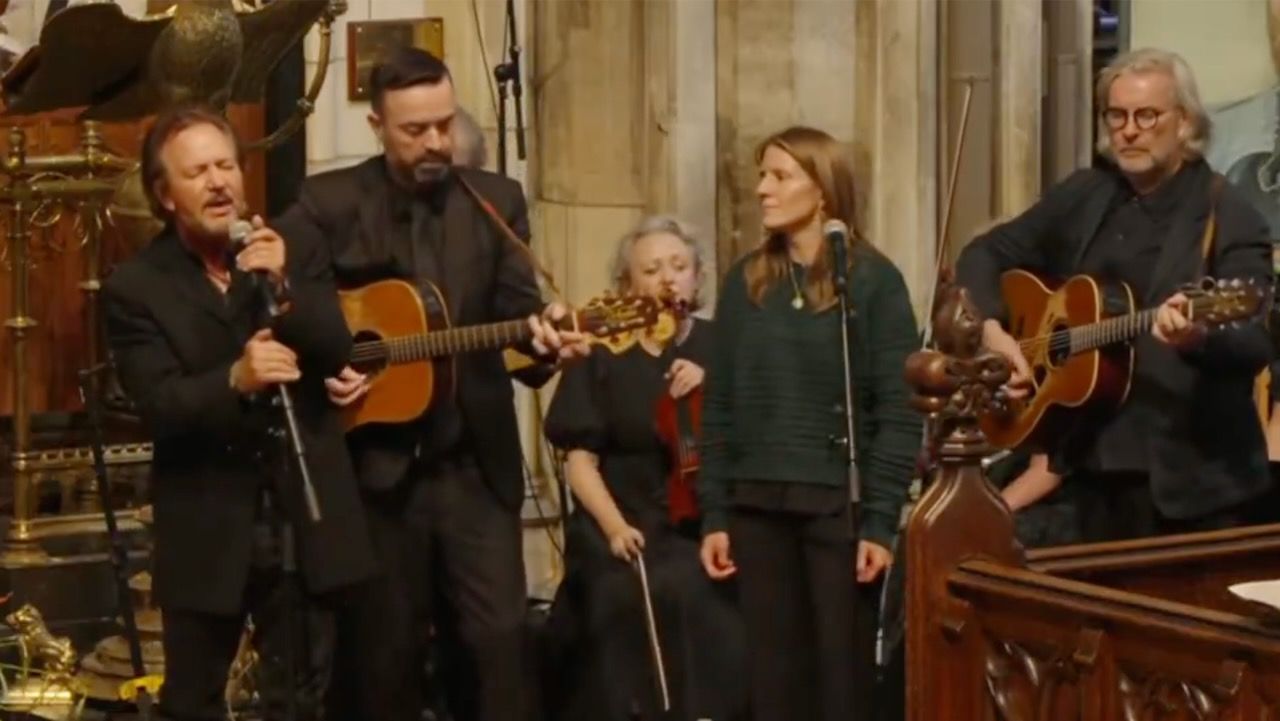 Eddie Vedder and Markéta Irglová Sing Together at Glen Hansard’s Funeral