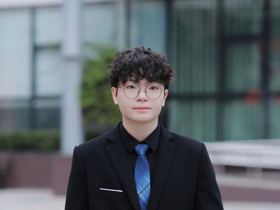 Hanoi language student wins engineering scholarship at Tsinghua with essay about scrap boats