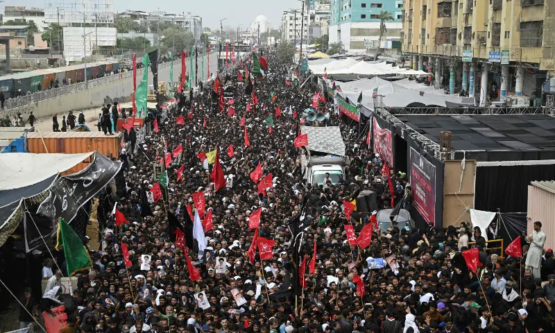 Main Chehlum procession underway in Karachi amid heavy security