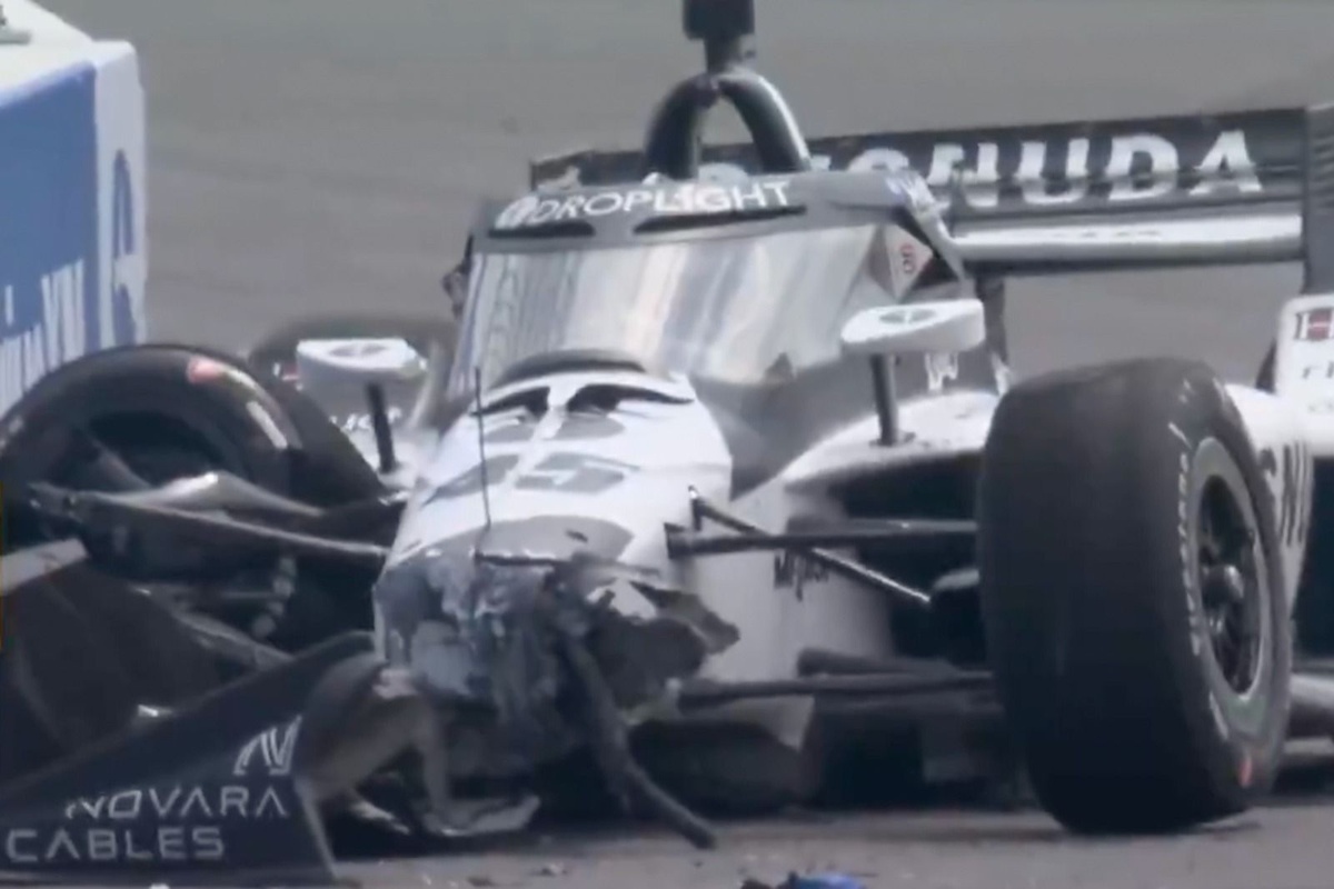Pole-sitter Louis Foster crashes out of Markham IndyCar race
