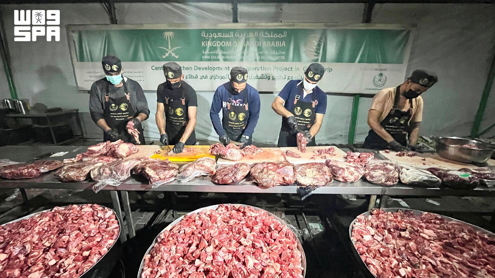 King Salman Humanitarian Center distributes 24,500 hot meals in Gaza