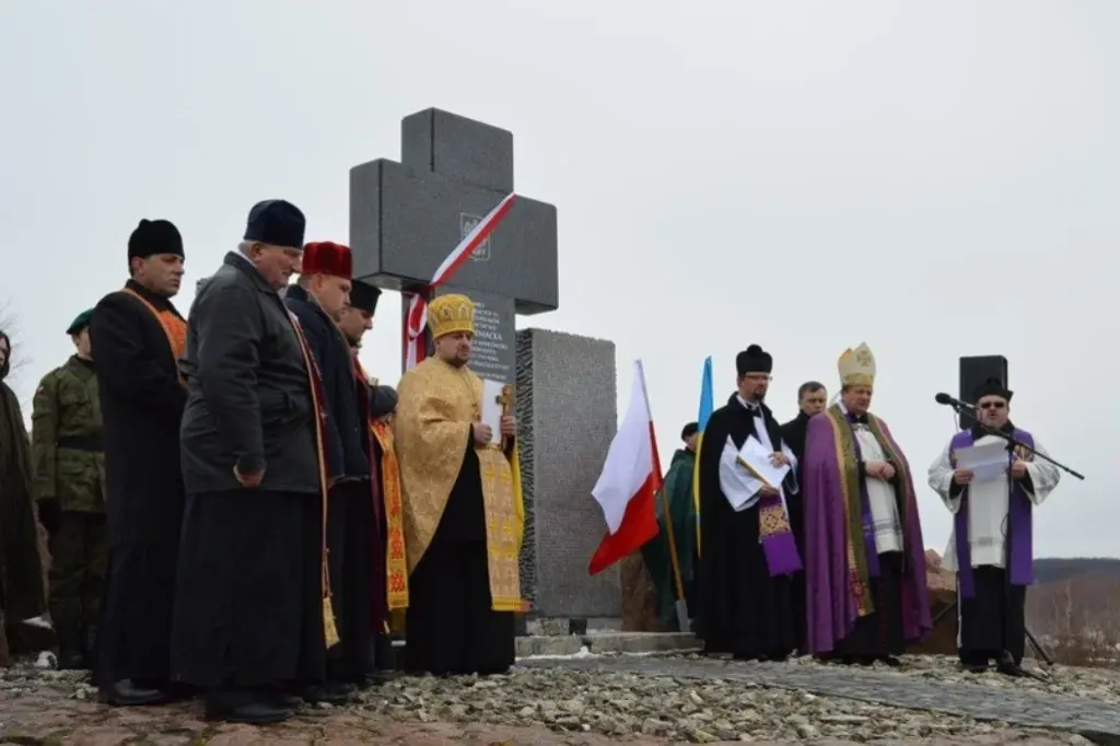 Former Polish PM accuses local Ukrainian officials of letting robbers plunder massacre victims’ graves, demands action from Warsaw