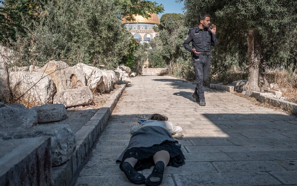 Jewish prayer books reportedly allowed onto Temple Mount for first time
