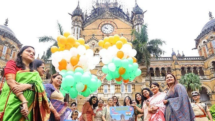 General Manager of Central Railway hoists the National Flag on the occasion of 80th Independence Day