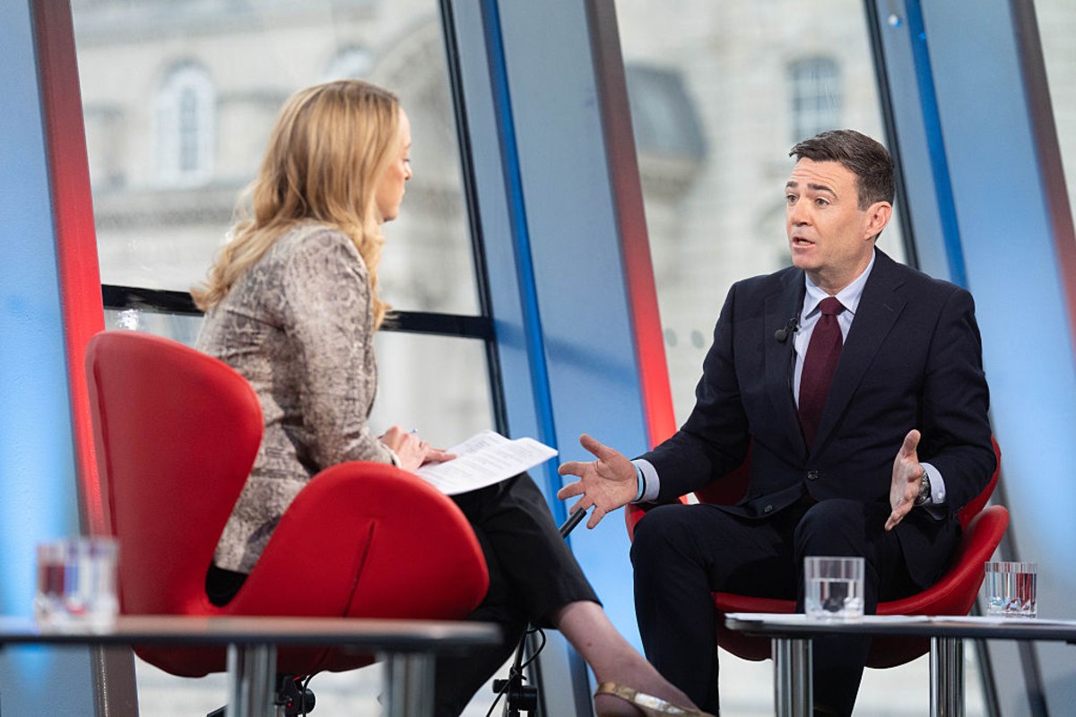 Number 10 launches aviation charm offensive after Burnham third runway remarks