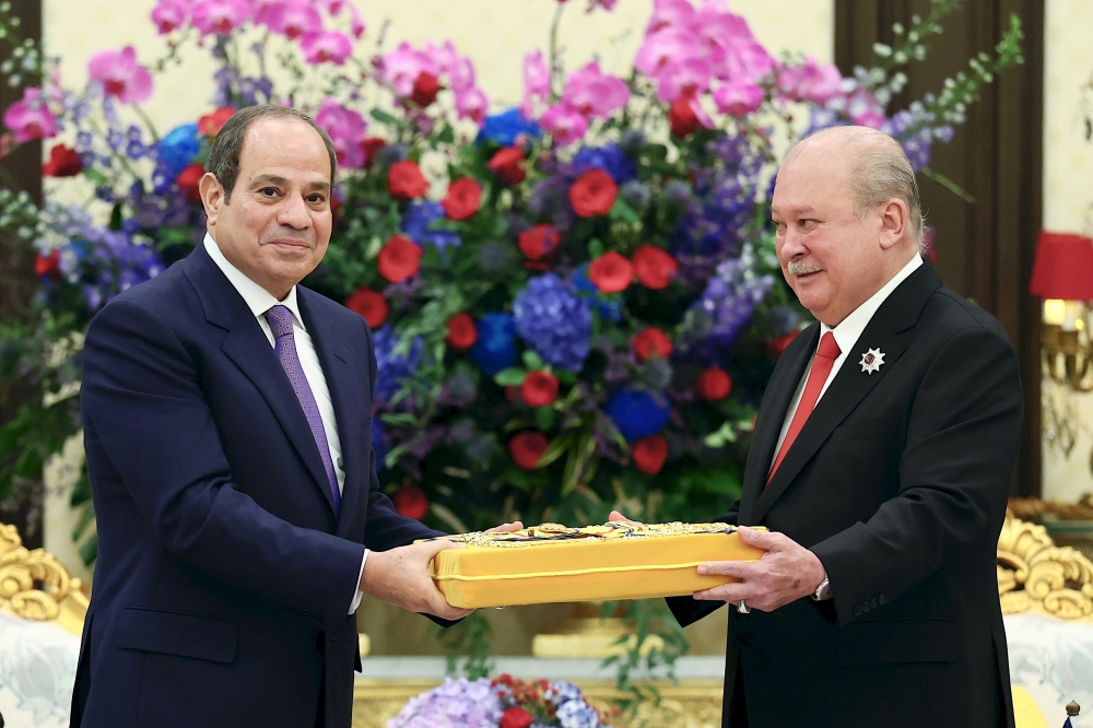 President El-Sisi invites Malaysia’s King, PM to visit Egypt