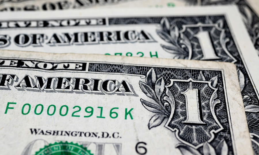Dollar falls against dong on black market