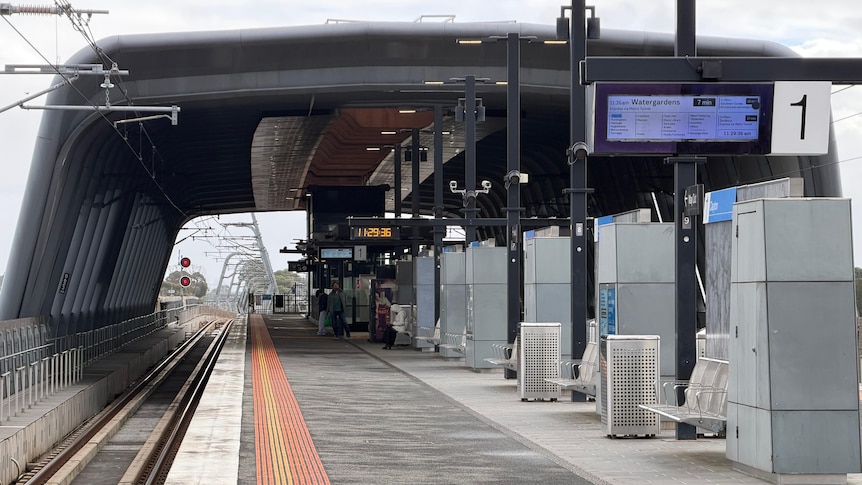 Man dies after confrontation with police at Melbourne train station