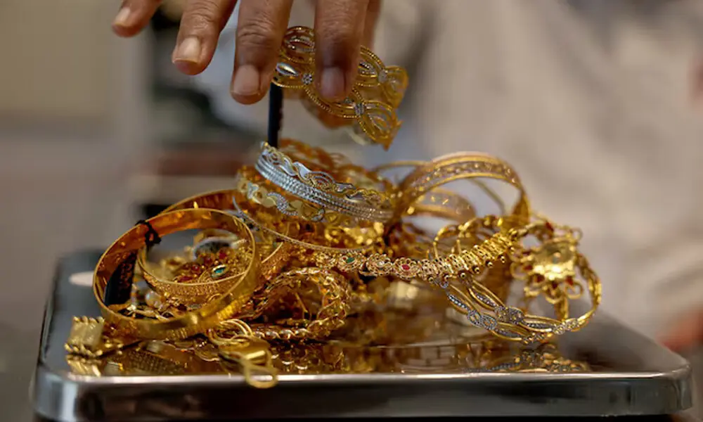 Gold prices gain Rs1,100 per tola in Pakistan