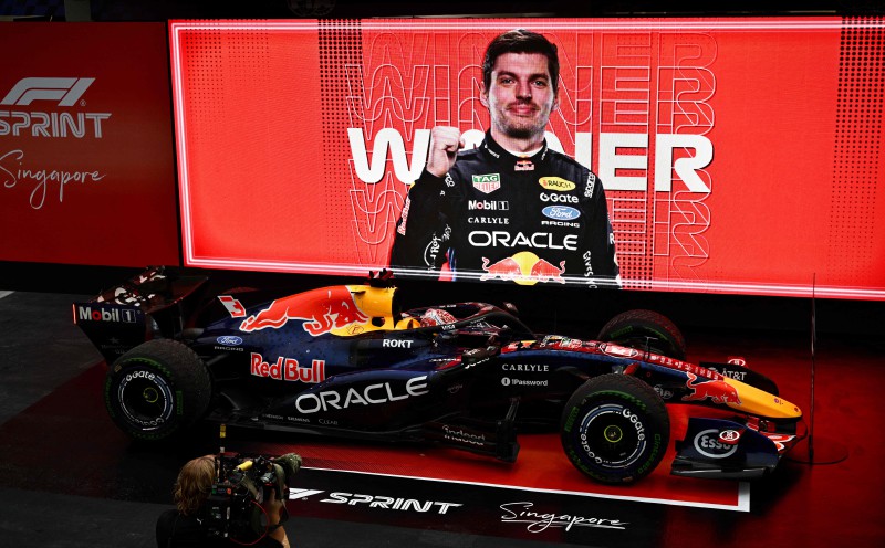 Verstappen wins chaotic Singapore sprint after Russell crashes