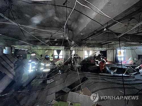 (LEAD) Ceiling material collapses in Daegu building, injures 38