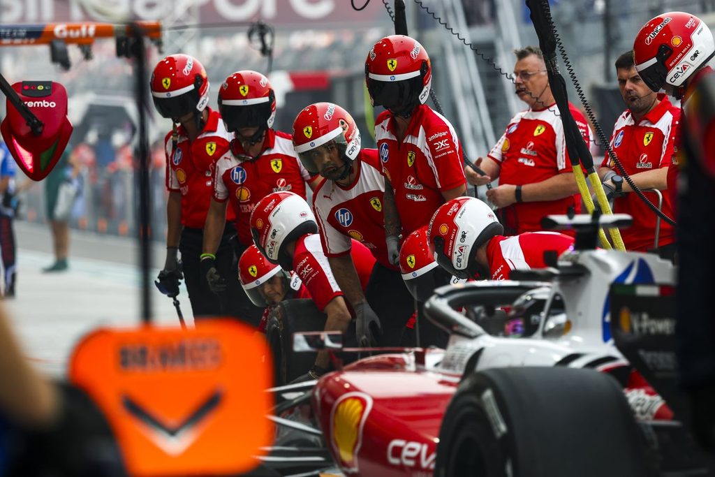 Hamilton Pins What Went Wrong in Q3, Stresses Leclerc Teamwork in Singapore GP