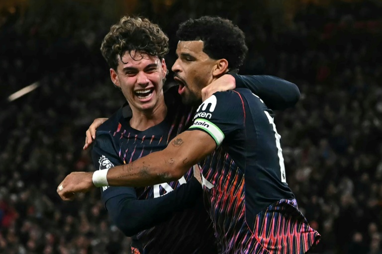 10-man Tottenham strike back to hold Man Utd