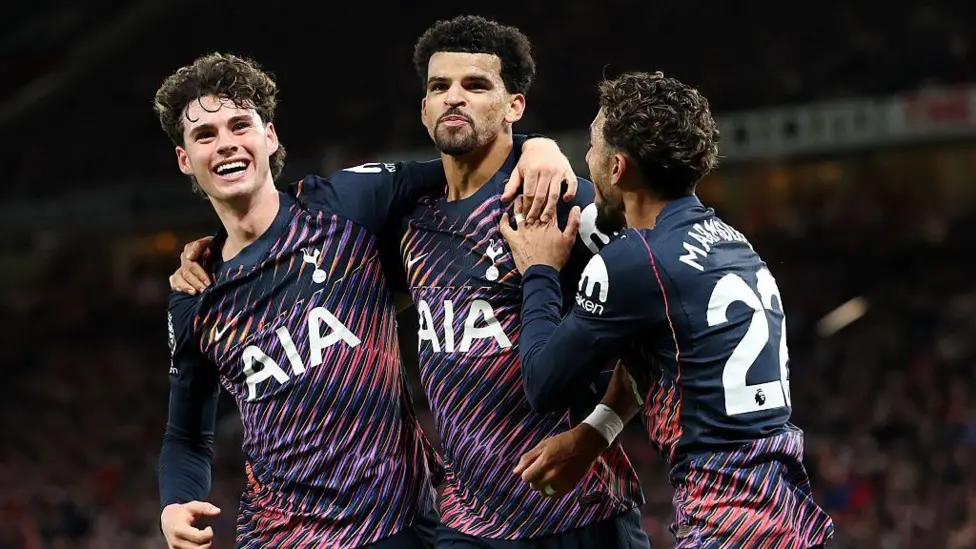 Late Solanke strike salvages 10-man Spurs draw at Man United