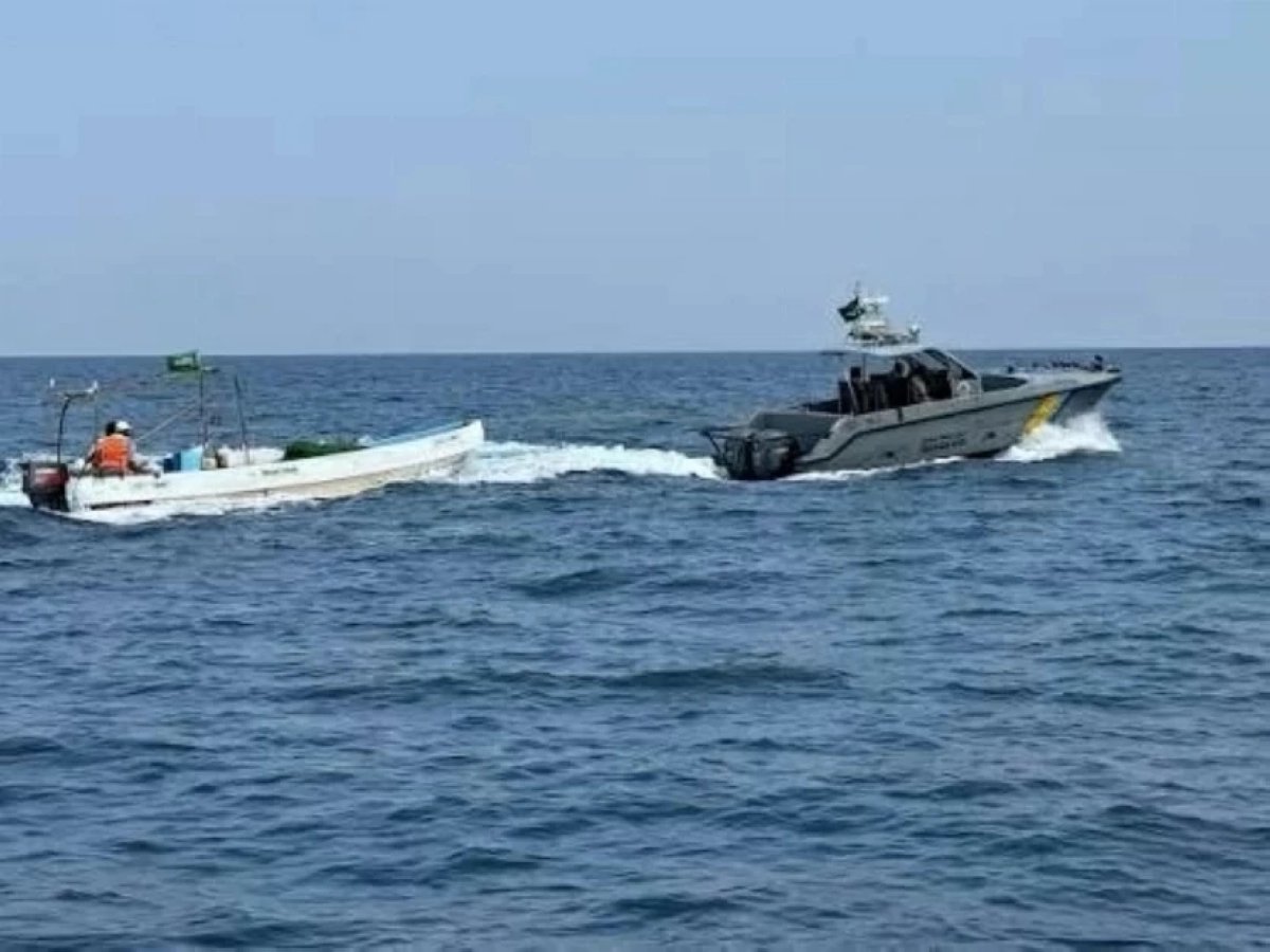 Border Guard in Madinah rescues 5 citizens after their boat breaks down at sea