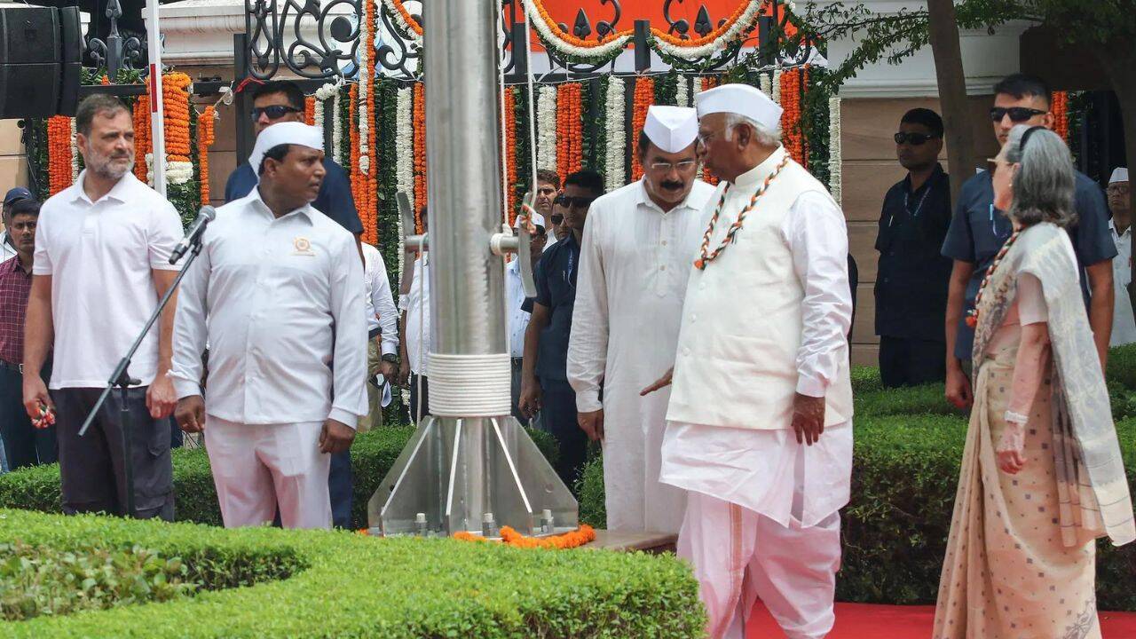 Vande Mataram row: Bankim Chandra's kin writes to Sonia Gandhi, seeks apology