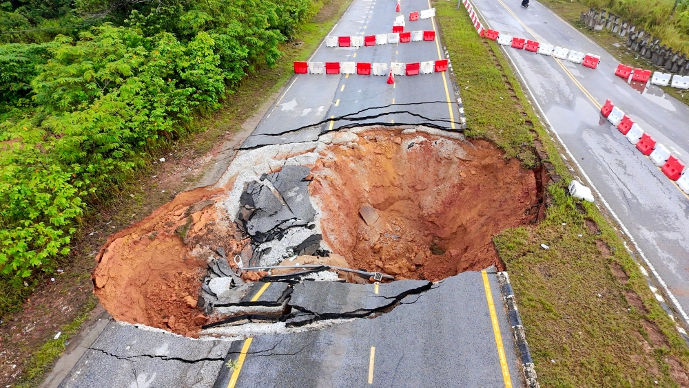 Public Works Dept to install Bailey bridge after sinkhole closes Gua Musang-Kota Bharu road