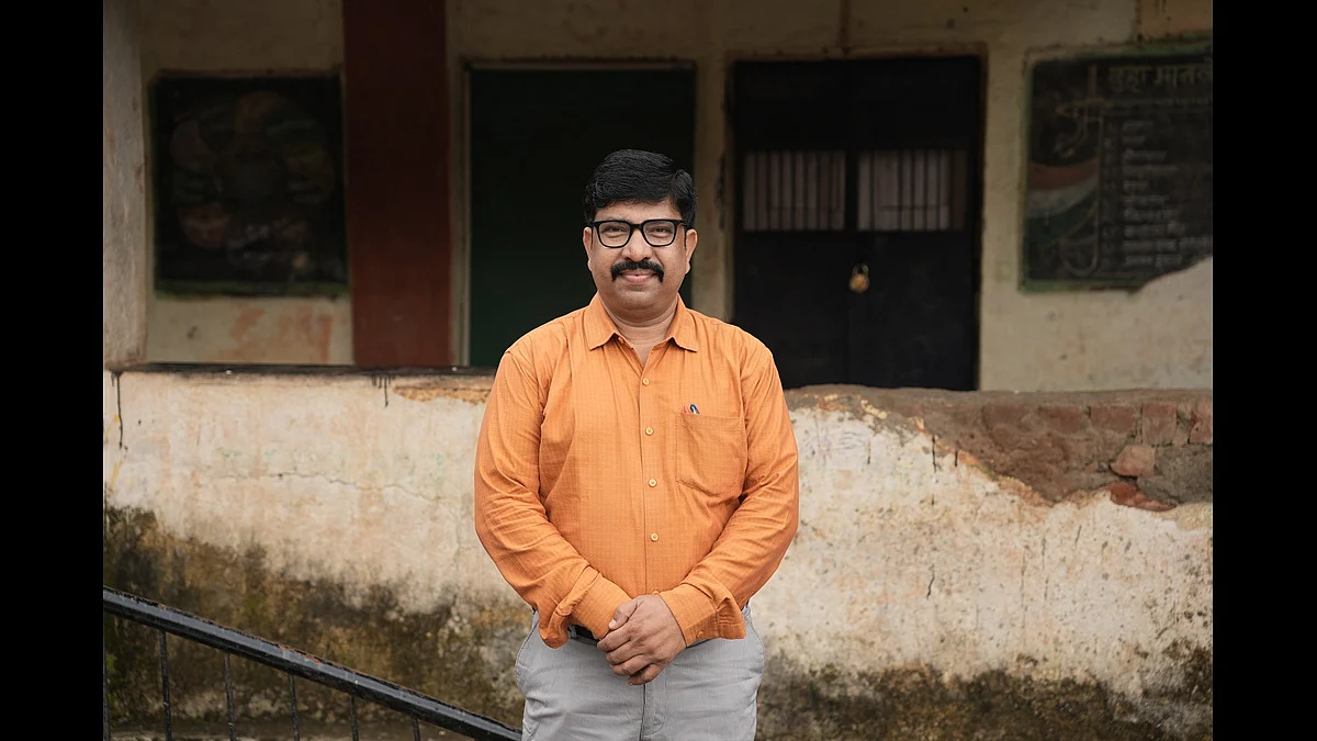 Anand Sonkamble, a Government School Teacher in Chargaon, Mobilised Support and Spent His Own Salary to Transform a Crumbling School Attended by Students from Adivasi Communities (VIDEO)
