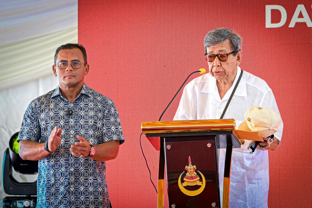 Selangor Sultan officiates renaming of Morib square after former MB Harun Idris