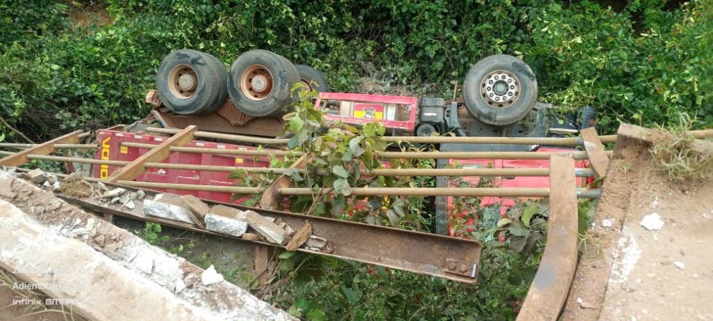 Tipper truck plunges into River Offin at Adiembra, two injured
