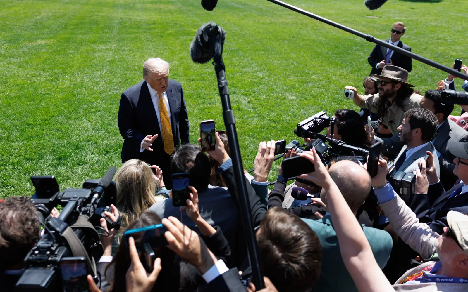 US justice dept probes TV networks over pool coverage