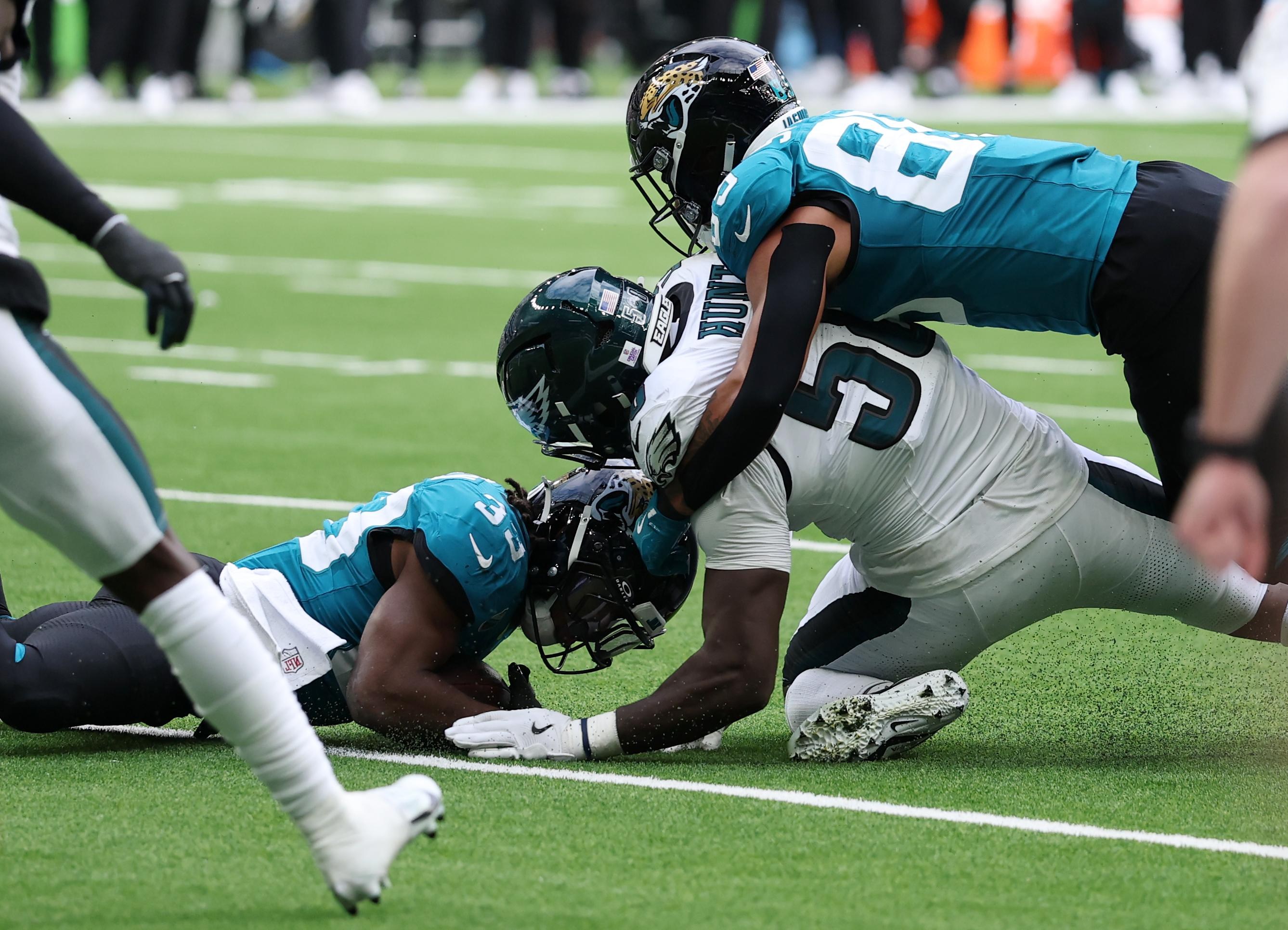 Jalyx Hunt injury: Eagles edge rusher leaves game in pain