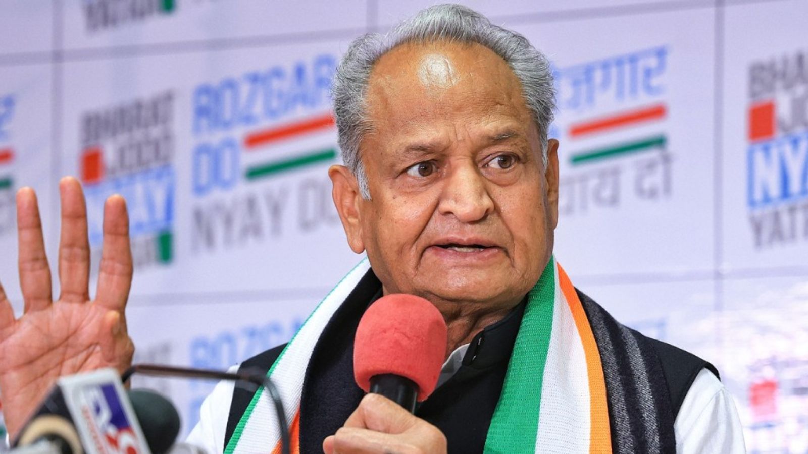 Rajasthan CM Bhajan Lal called him ‘Jaadugar’, Ashok Gehlot now offers him a magic show